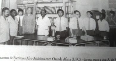 1964, rencontre d'écrivains afro-asiatiques avec Ossende Afana (en lunettes) et des éminentes personnalités historiques angolaises du MPLA : A. de Melo, Azevedo, Henda, L. Lara