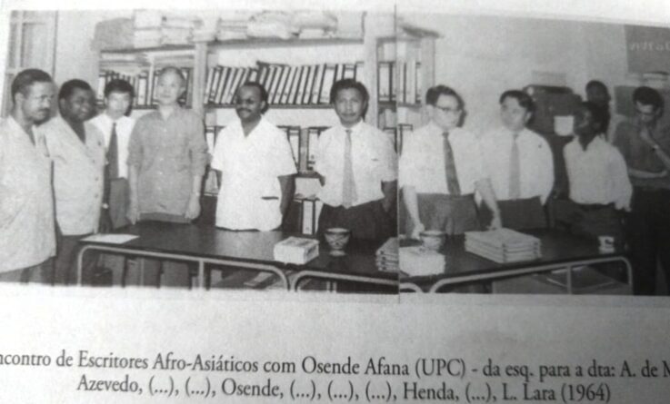 1964, rencontre d'écrivains afro-asiatiques avec Ossende Afana (en lunettes) et des éminentes personnalités historiques angolaises du MPLA : A. de Melo, Azevedo, Henda, L. Lara